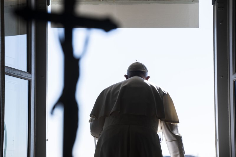 El Papa Francisco dirige el Ángelus desde la ventana de su estudio con vistas a la Plaza de San Pedro en el Vaticano el 29 de enero de 2023. (CNS /Vatican Media)