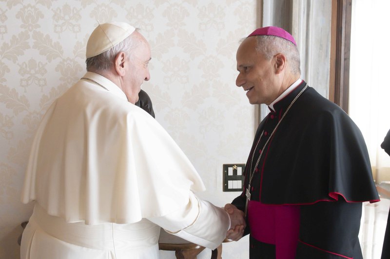 El Papa Francisco saluda al obispo Robert F. Prevost, natural de Chicago, durante una audiencia privada en el Vaticano el 12 de febrero de 2022. El Papa ha nombrado a Mons. Prevost nuevo prefecto del Dicasterio para los Obispos. (CNS /Vatican Media)