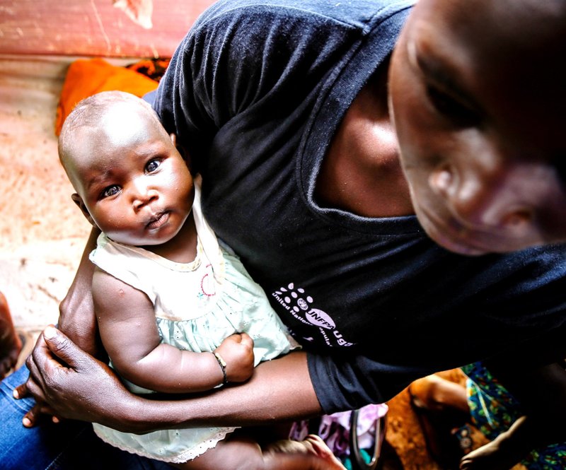 Una madre aparece en una foto de archivo acunando a su bebé en el campo de refugiados de Bidi Bidi en Arua, Uganda, donde miles de personas procedentes de Sudán del Sur, devastado por la guerra, han huido en busca de refugio y seguridad. (OSV News photo/Helen Manson, Embajada de EE.UU. en Uganda)