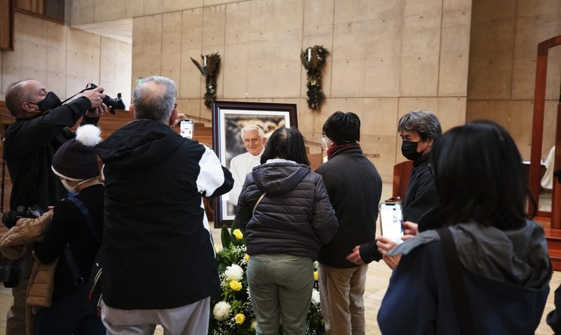 Visitantes presentan sus respetos al difunto Papa Benedicto XVI tras una misa conmemorativa el 5 de enero en la Catedral de Nuestra Señora de los Ángeles. (Víctor Alemán)