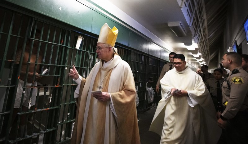 El Arzobispo José H. Gomez "recorre las gradas" de la Cárcel Central de Hombres de Los Ángeles después de la Misa de Navidad del domingo 25 de diciembre de 2022. (Víctor Alemán)