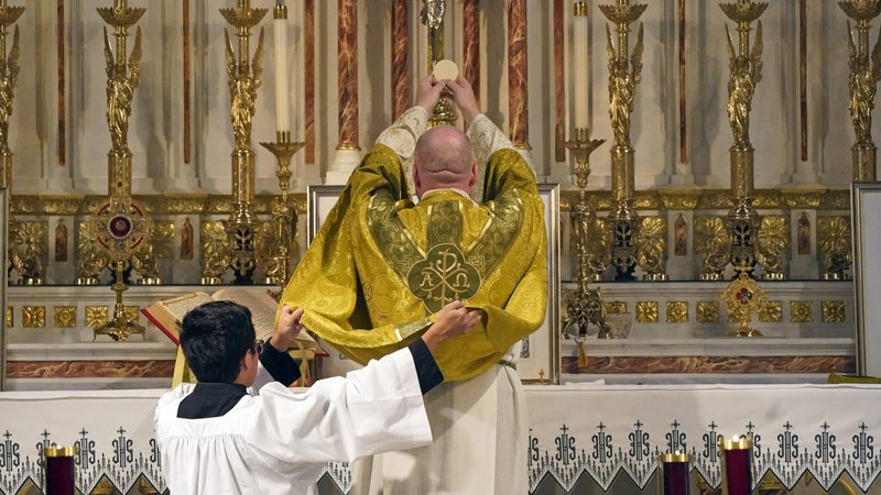 El padre Stephen Saffron, administrador parroquial, eleva la Eucaristía durante una misa tradicional en latín el 18 de julio, en la iglesia de San Josafat, en el barrio de Queens de Nueva York. (CNS/Gregory A. Shemitz)
