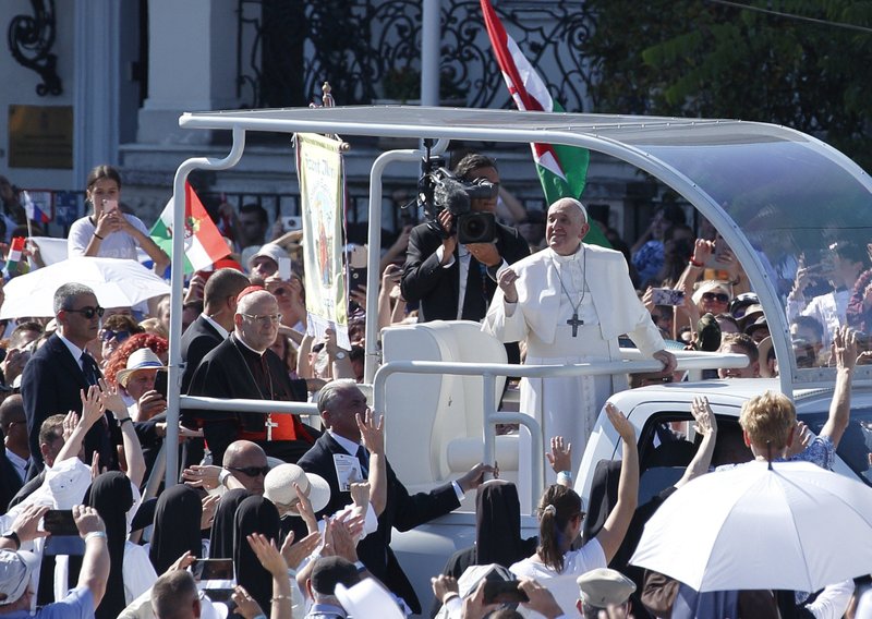 El Papa Francisco saluda a la multitud a su llegada para celebrar la misa de clausura del Congreso Eucarístico Internacional en la Plaza de los Héroes de Budapest, Hungría, el 12 de septiembre de 2021. En el papamóvil también aparece el cardenal Péter Erdo de Esztergom-Budapest. El Vaticano anunció el 27 de febrero de 2023 que el Papa Francisco viajará a Hungría del 28 al 30 de abril de 2023. (CNS /Paul Haring)