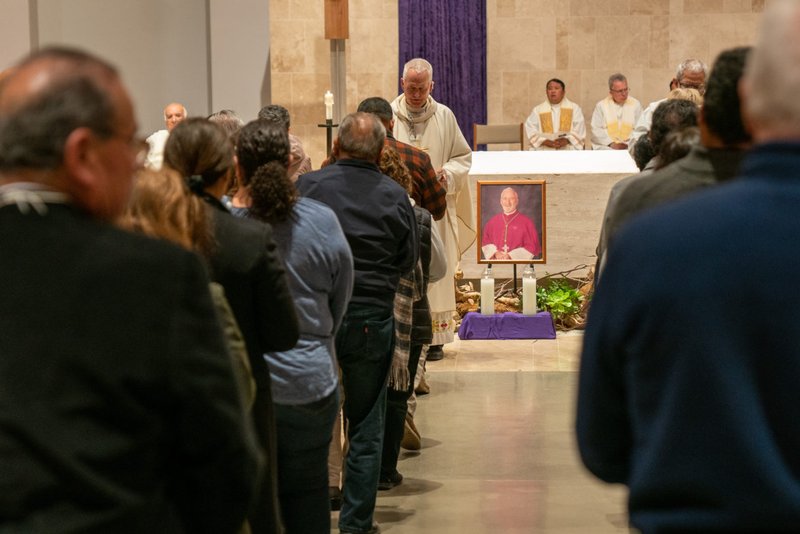Monseñor Tim Nichols, párroco de la iglesia de San Juan Vianney en Hacienda Heights, celebró una misa especial por el fallecido obispo David G. O'Connell el 23 de febrero. O'Connell vivió en la parroquia desde que se convirtió en vicario episcopal para la Región Pastoral de San Gabriel en 2015. (John Rueda)