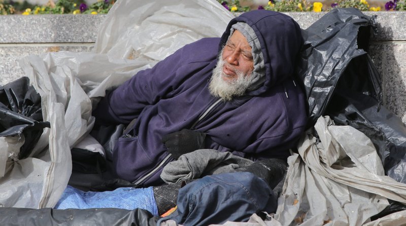 Un hombre sin hogar yace en una calle de Washington el 28 de enero de 2023. Durante la Misa de apertura del Encuentro de Pastoral Social Católica en Washington ese día, el Obispo Auxiliar Bruce A. Lewandowski de Baltimore dijo que la "pieza central" del ministerio de Jesús fue la amistad y que por esta amistad, Jesús hace posible el cielo para aquellos sin esperanza, sin futuro y tal vez sin amigos, y para aquellos en los márgenes. (OSV News /Bob Roller)