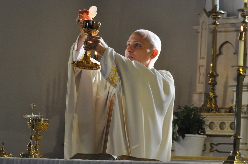 Al padre John Hollowell, en una foto de archivo celebrando misa en la iglesia de la Anunciación de Brasil (Indiana), le diagnosticaron un cáncer cerebral en 2020. Decidió ofrecer sus sufrimientos en nombre de las víctimas de abusos clericales, y recibió cientos de cartas de apoyo. Ahora, tras una visita a Lourdes en junio de 2022, el padre Hollowell ha sabido por sus médicos que el tumor cerebral ha desaparecido. (OSV News photo/CNS file, Sean Gallagher, The Criterion)