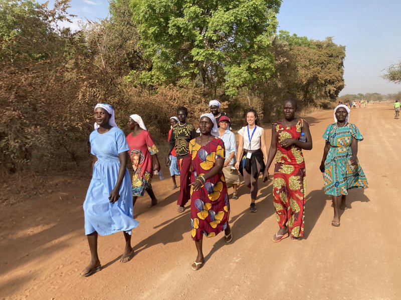 Se ve a unas mujeres caminando como parte de un grupo de 80 jóvenes que se unieron a la peregrinación "Caminando por la paz" con el obispo católico Christian Carlassare de Rumbek, en el centro de Sudán del Sur, el obispo anglicano Alapayo Manyang Kuctiel de Rumbek y Rin Tueny, gobernador del estado de los Lagos. Los participantes en la peregrinación caminaron entre 12 y 15 millas y condujeron entre 13 y 16 millas diarias durante nueve días para reunirse con el Papa Francisco en la capital de Sudán del Sur, Juba, a su llegada el 3 de febrero de 2023. Tenían previsto llegar a la capital el 2 de febrero. (Foto de OSV News por cortesía de la hermana Orla Treacy, Twitter)