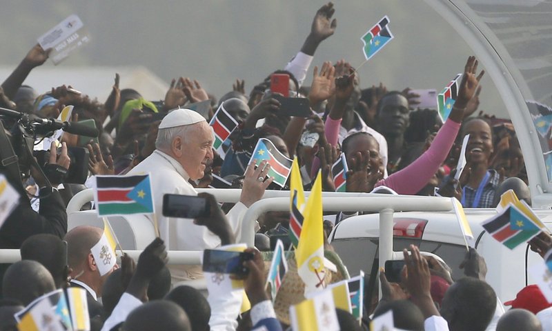 El Papa Francisco saluda a la multitud a su llegada para celebrar misa en el Mausoleo de John Garang en Juba, Sudán del Sur, 5 de febrero de 2023. (CNS/Paul Haring)