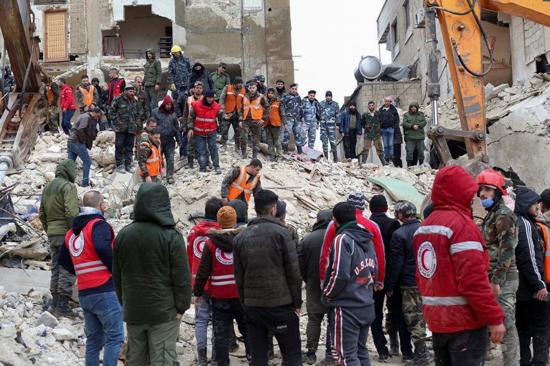 Rescatistas buscan supervivientes bajo los escombros, tras un terremoto, en Hama, Siria, 6 de febrero de 2023. Un fuerte terremoto de magnitud 7,8 sacudió zonas de Siria y Turquía a primera hora de la mañana, derribando cientos de edificios y matando a más de 1.500 personas. (Foto OSV News/Yamam al Shaar, Reuters)