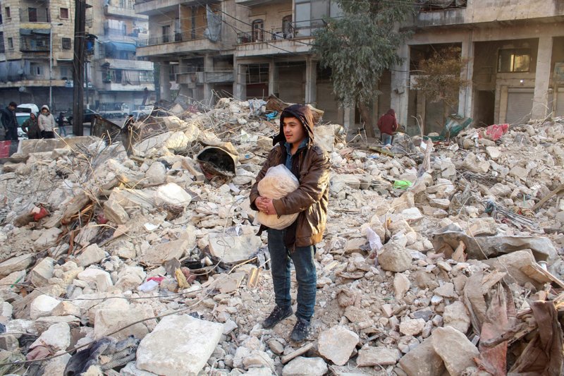 Un joven superviviente del terremoto entre los escombros de un edificio destruido en Alepo, Siria, 7 de febrero de 2023. Alepo, devastada tras el terrible terremoto que sacudió la ciudad en la mañana del 6 de febrero, intenta recomponerse tras la conmoción de la catástrofe. Los obispos locales califican la situación de "desesperada" y el propio terremoto de "mayor terror". (Foto OSV News/Firas Makdesi, Reuters)