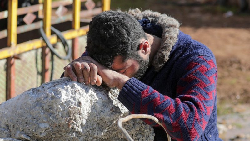 Un superviviente del terremoto reacciona en Jandaris, Siria, 7 de febrero de 2023. Un fuerte terremoto de magnitud 7,8 sacudió zonas de Turquía y Siria a primera hora del 6 de febrero, derribando cientos de edificios y matando a miles de personas. (OSV News /Khalil Ashawi, Reuters)