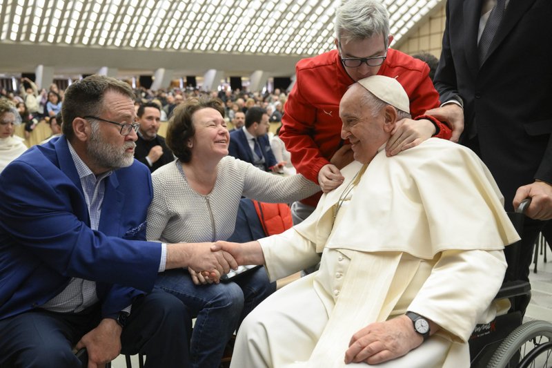 Un joven besa al Papa Francisco en la cabeza al final de la audiencia general semanal del Papa el 8 de febrero de 2023, en la sala de audiencias del Vaticano. (CNS/Vatican Media)