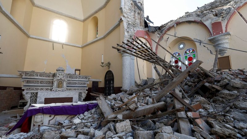 Los escombros rodean el altar de la destruida Catedral de la Anunciación el 11 de febrero de 2023, tras un terremoto mortal en Iskenderun, Turquía. (OSV News /Benoit Tessier, Reuters)