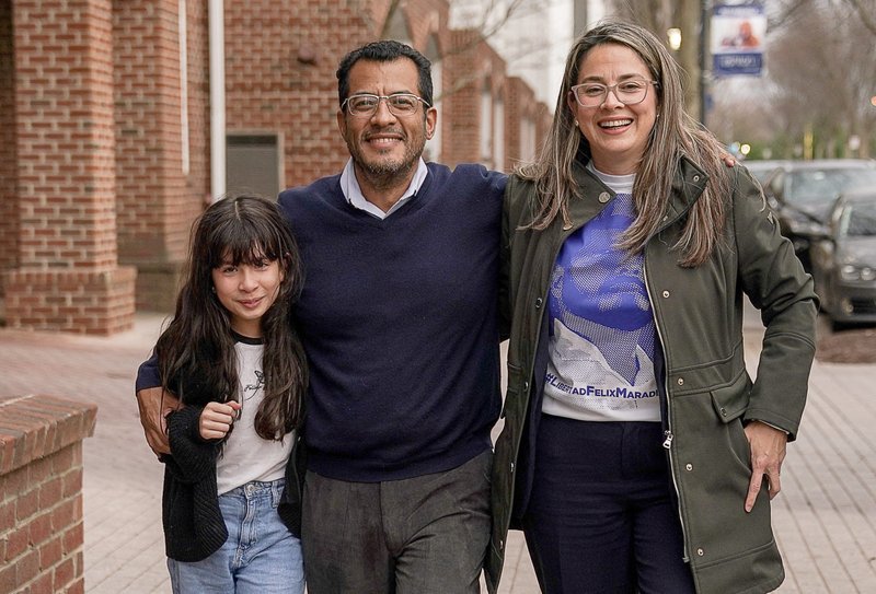 El ex aspirante presidencial nicaragüense Félix Maradiaga, uno de los más de 200 presos políticos liberados de Nicaragua, camina del brazo con su esposa, Berta, y su hija Alejandra fuera de un hotel después de llegar a los Estados Unidos en el Aeropuerto Internacional Dulles en Virginia el 9 de febrero de 2023. El arzobispo de Miami, Thomas G. Wenski, dijo el 11 de febrero que se esperaba que algunos de los nicaragüenses exiliados, entre los que había cuatro o cinco sacerdotes, un par de seminaristas y un diácono, llegaran a la archidiócesis de Miami. (OSV News /Kevin Lamarque, Reuters)