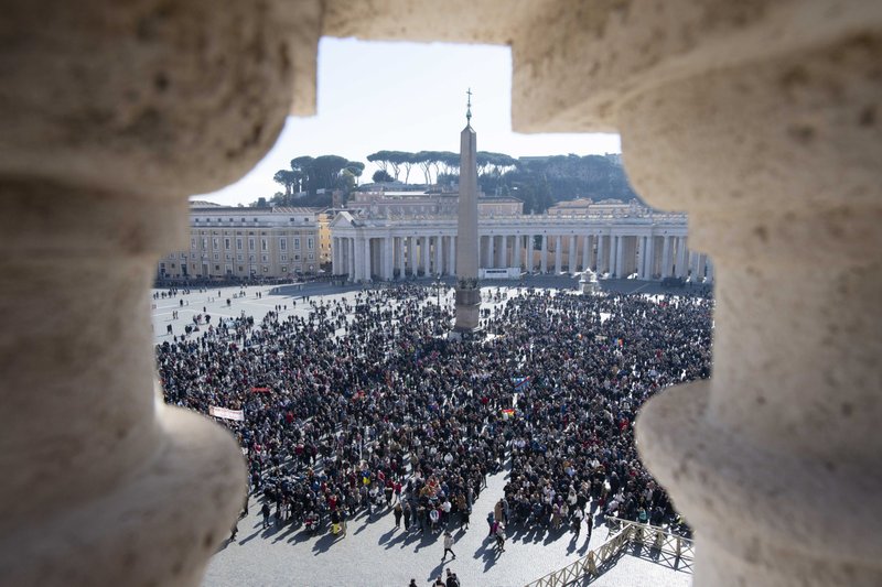 Visitantes se reúnen en la Plaza de San Pedro mientras el Papa Francisco dirige el Ángelus desde la ventana de su estudio en el Vaticano el 12 de febrero de 2023. (CNS /Vatican Media)