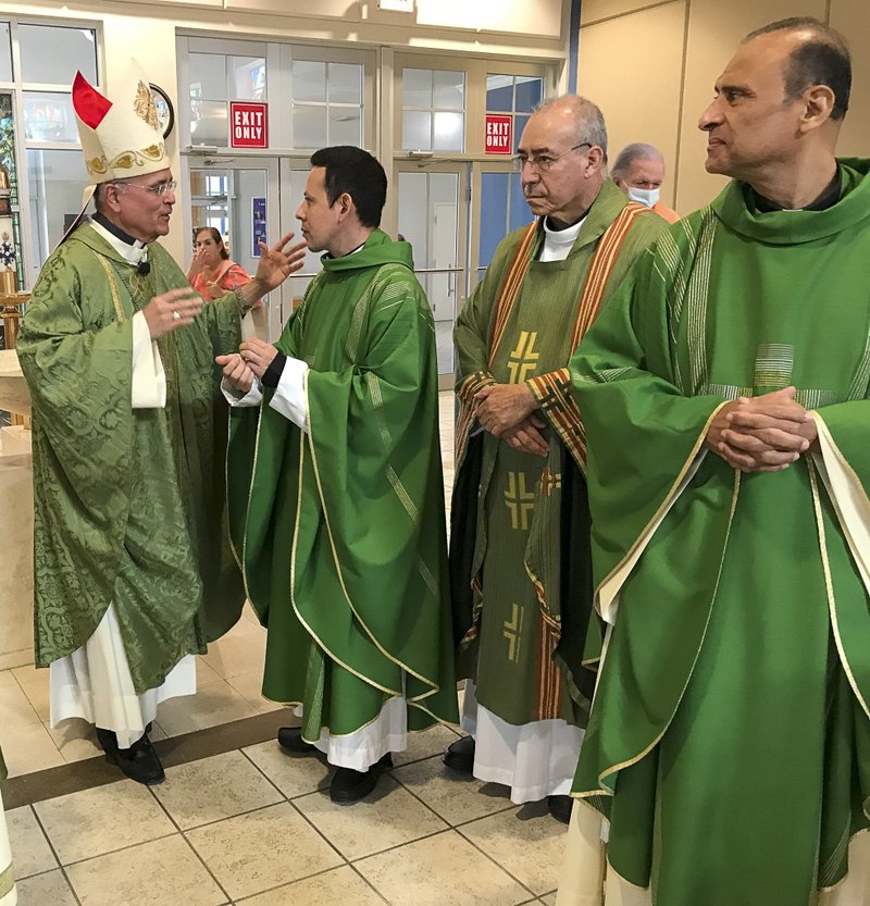 Monseñor Silvio Báez, obispo auxiliar de Managua, Nicaragua, exiliado en Miami, habla con el padre José Luis Díaz, uno de los sacerdotes liberados por el régimen de Daniel Ortega el 9 de febrero de 2023. En el extremo derecho, otro sacerdote liberado, el padre Benito Martínez Gamboa. Ambos concelebraron una Misa con el Obispo Báez, el 12 de febrero en la Parroquia de Santa Águeda en Miami, en acción de gracias por la liberación de otros más de 222 presos políticos nicaragüenses. (Foto OSV News/Rocío Granados, La Voz Católica/Florida Catholic)