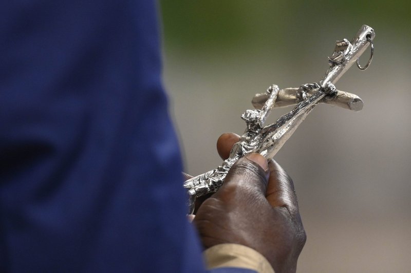 Un hombre sostiene un crucifijo que le regaló el Papa Francisco después de que el Papa lo instalara como catequista el 23 de enero de 2023, durante una misa en la Basílica de San Pedro en el Vaticano. El Dicasterio para los Laicos, la Familia y la Vida patrocina una conferencia destinada a promover la "corresponsabilidad" de laicos y clérigos en la vida de la Iglesia y su misión en el mundo. (CNS /Vatican Media)
