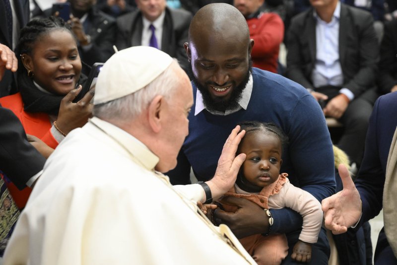 El Papa Francisco bendice a un niño tras su audiencia general semanal en la sala de audiencias del Vaticano el 15 de febrero de 2023. (CNS /Vatican Media)