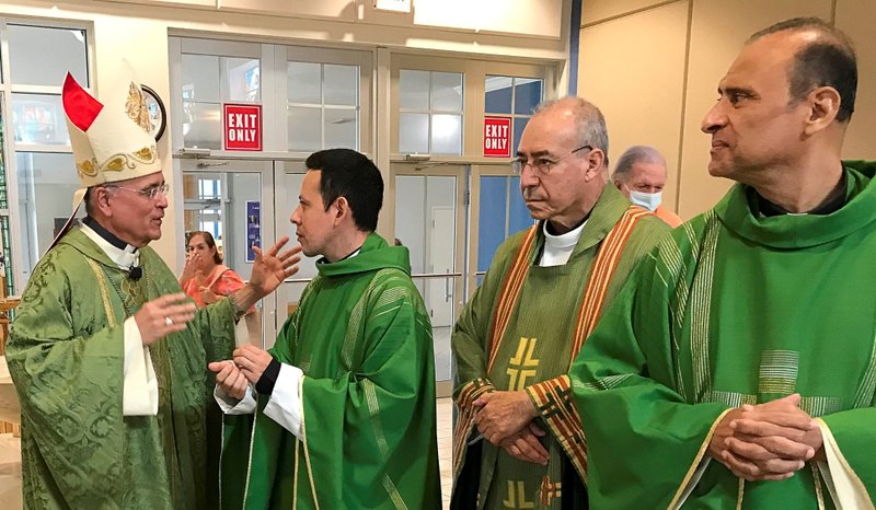 Monseñor Silvio Báez, obispo auxiliar de Managua, Nicaragua, exiliado en Miami, habla con el padre José Luis Díaz, uno de los sacerdotes liberados por el régimen de Daniel Ortega el 9 de febrero de 2023. En el extremo derecho, otro sacerdote liberado, el padre Benito Martínez Gamboa. Ambos concelebraron una Misa con el Obispo Báez, el 12 de febrero en la Parroquia de Santa Águeda en Miami, en acción de gracias por la liberación de otros más de 222 presos políticos nicaragüenses. (Foto OSV News/Rocío Granados, La Voz Católica/Florida Catholic)
