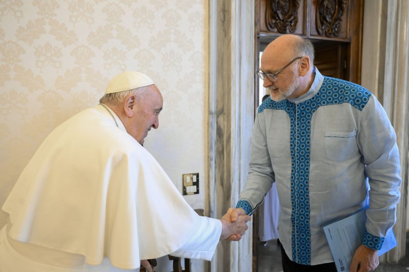 El papa Francisco saluda al reverendo Dirk Gevers, secretario general de las Sociedades Bíblicas Unidas, en el Vaticano el 16 de febrero de 2023. El papa dijo a una delegación del grupo que la palabra de Dios "es proclamada, escuchada y vivida en circunstancias favorables y desfavorables, de diferentes maneras y con diferentes expresiones, enfrentando severas dificultades y persecuciones en un mundo a menudo sordo a la voz de Dios." (CNS /Vatican Media)