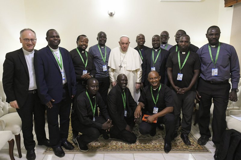El Papa Francisco posa para una foto con jesuitas que trabajan en Sudán del Sur y con el padre jesuita Antonio Spadaro, editor de La Civiltà Cattolica, en Juba el 4 de febrero de 2023. La revista jesuita publicó una transcripción de la conversación del Papa con los sacerdotes el 16 de febrero. (CNS /Vatican Media)