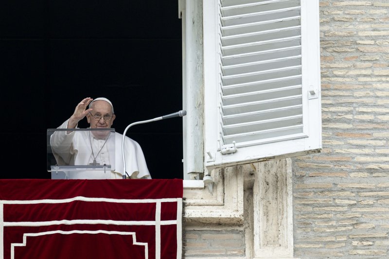 El Papa Francisco saluda a los aproximadamente 20.000 visitantes reunidos en la Plaza de San Pedro para el rezo del Ángelus el 19 de febrero de 2023. (CNS/Vatican Media)