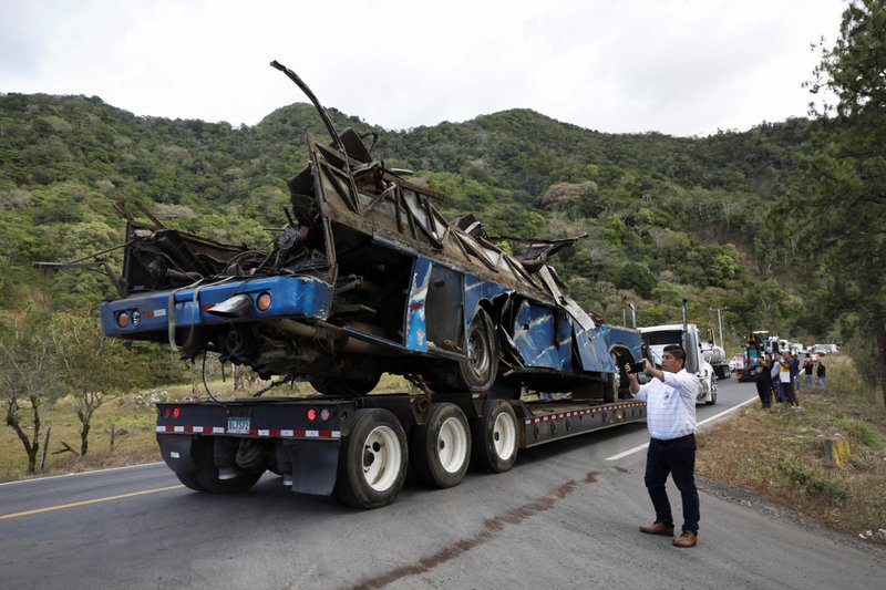 Un remolque transporta los restos de un autobús, que transportaba migrantes que habían viajado a través del Tapón del Darién, en Los Planes de Gualaca, Panamá, 15 de febrero de 2023. El Papa Francisco ha expresado su pesar por las víctimas del accidente de autobús que se cobró la vida de 39 migrantes que transitaban por el país centroamericano. (Foto OSV News/Reuters)