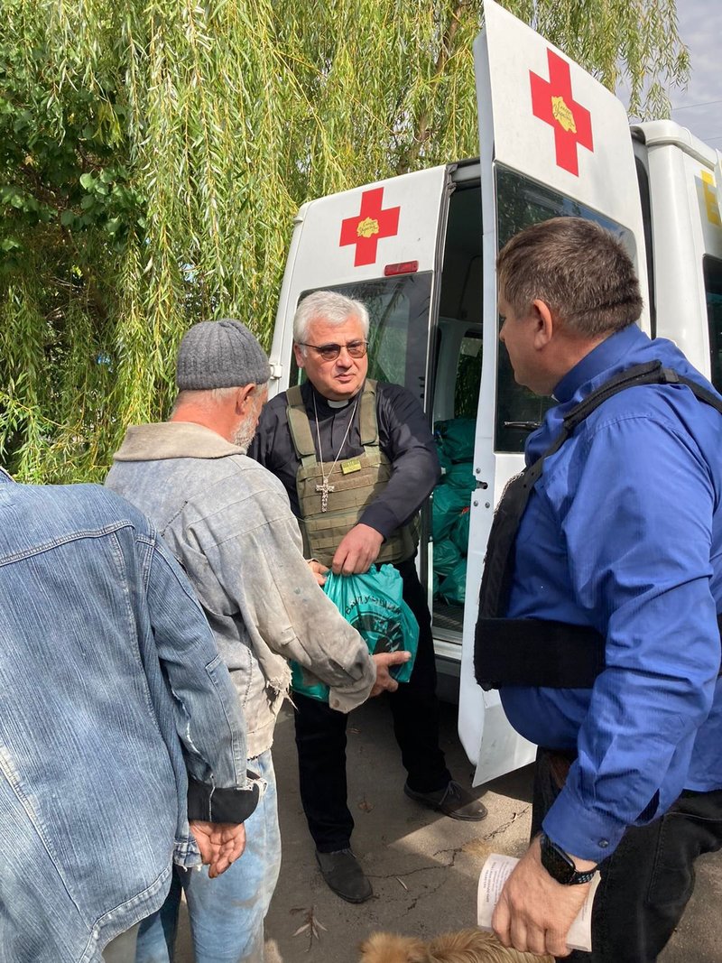 El cardenal Konrad Krajewski, prefecto del Dicasterio Vaticano para el Servicio de la Caridad, distribuye ayuda humanitaria en Zaporizhzhia, Ucrania oriental, en septiembre de 2022. El dicasterio distribuyó un total de 10,7 millones de dólares en fondos para obras de caridad en 2022, de los cuales 2,2 millones se destinaron a las necesidades de Ucrania. (OSV News /courtesy Dicasterio para el Servicio de la Caridad)