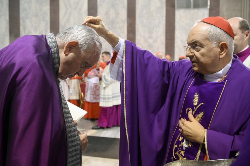 El cardenal Mauro Piacenza, jefe de la Penitenciaría Apostólica, esparce ceniza sobre la cabeza del Papa Francisco durante la Misa del Miércoles de Ceniza en la Basílica de Santa Sabina en Roma el 22 de febrero de 2023. (CNS/Vatican Media)