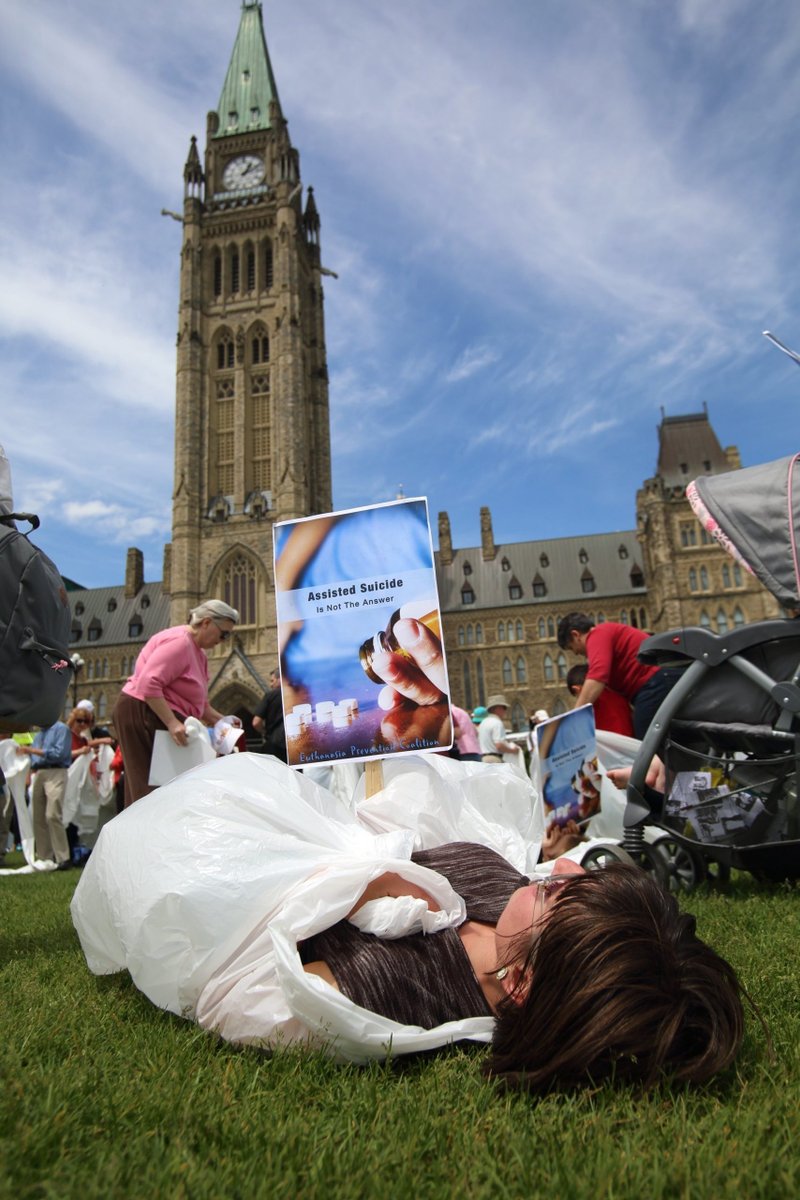 Los opositores a la eutanasia y al suicidio asistido aparecen en una foto de archivo organizando un "die-in" tras una concentración en la colina del Parlamento en Ottawa, Ontario, cuando el Senado comenzó a debatir el proyecto de ley C-41 para legalizar el suicidio asistido por un médico, que se convirtió en ley en 2016. La Cámara de los Comunes de Canadá aprobó un proyecto de ley el 15 de febrero de 2023 para retrasar un año la ampliación del derecho a la ayuda para morir a las personas que solo padezcan una enfermedad mental. (CNS /Art Babych)