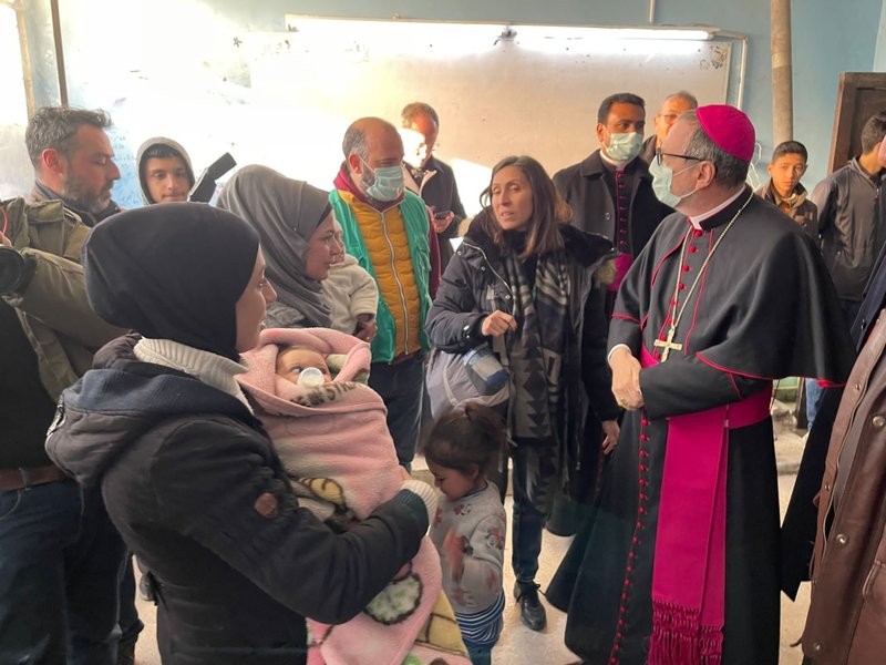 El arzobispo Claudio Gugerotti, prefecto del Dicasterio para las Iglesias Orientales, se reúne con un grupo de víctimas del terremoto en Alepo, Siria, el 19 de febrero de 2023. El arzobispo viajó por Turquía y Siria del 17 al 21 de febrero para comunicar la cercanía del Papa a las víctimas del terremoto y coordinar los esfuerzos de ayuda. (CNS photos/Flavio Pace, cortesía del Dicasterio para las Iglesias Orientales)