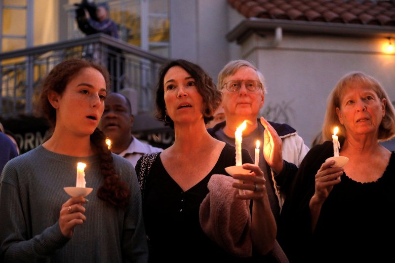 Una vigilia con velas se celebra el 27 de abril de 2019 en la Iglesia Presbiteriana de la Comunidad de Rancho Bernardo por las víctimas de un tiroteo en la sinagoga Congregation Chabad en Poway, California, cerca de San Diego. El cardenal Blase J. Cupich, de la archidiócesis de Chicago, y otros altos cargos del clero católico han pedido el fin del antisemitismo, incluso mientras surgen nuevas amenazas de un posible "Día Nacional del Odio" el 25 de febrero de 2023, organizado por extremistas con sede en Estados Unidos. (OSV News /John Gastaldo, Reuters)