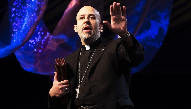 Monseñor Joseph Espaillat, obispo auxiliar de Nueva York, durante su discurso de apertura titulado "La vida en el Espíritu Santo #GOALS" en el Congreso de Los Ángeles el 25 de febrero de 2023. (Víctor Alemán)