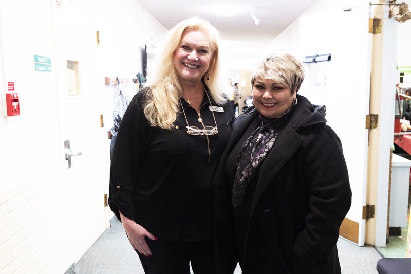 Margie Whyte (izquierda) con la directora de St. Bruno, Nancy Chavana. (Victor Alemán)