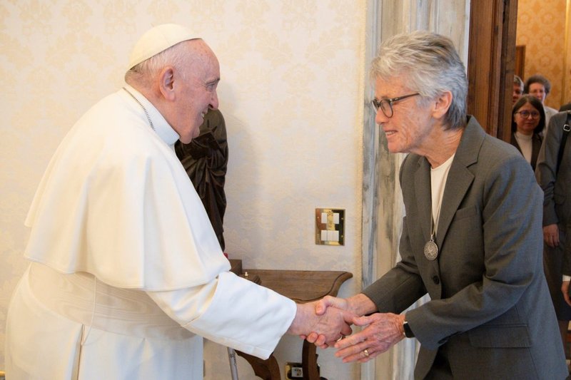 La hermana Maribeth Larkin, directora general de la rama de Los Ángeles de las Hermanas del Servicio Social, saluda al Papa Francisco en una audiencia celebrada el 20 de enero de 2023 en la Ciudad del Vaticano. (Vatican Media)