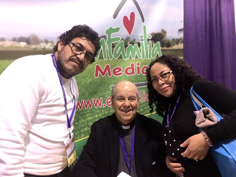 Guido y Silvia Figueroa con el Padre José Román Flecha, de la Diócesis de León, España, durante una reciente comparecencia en el Congreso de Educación Religiosa. (Foto enviada)