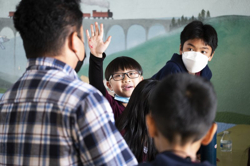 Guile Navos, alumno de Precious Blood, levanta la mano durante la clase. Situada a pocos kilómetros al oeste del centro de Los Ángeles, la Preciosa Sangre es una de las tres nuevas "microescuelas" del centro de la ciudad que intentan dar un nuevo enfoque a la educación católica. (Víctor Alemán)