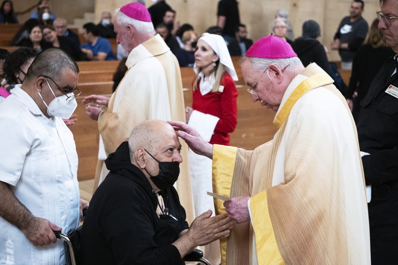 Un hombre en silla de ruedas recibe la Unción de los Enfermos de manos del Arzobispo Gómez en la Misa del Día Mundial del Enfermo, celebrada el 11 de febrero de 2023 en la Catedral de Nuestra Señora de los Ángeles. (Víctor Alemán)