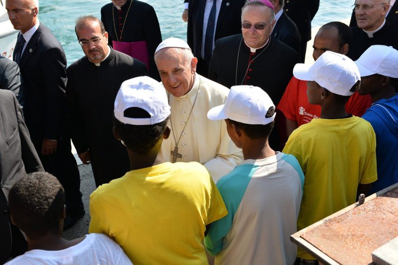 El Papa Francisco saluda a inmigrantes a su llegada al puerto de Lampedusa, Italia, 8 de julio de 2013. (CNS /Tullio Puglia, pool)