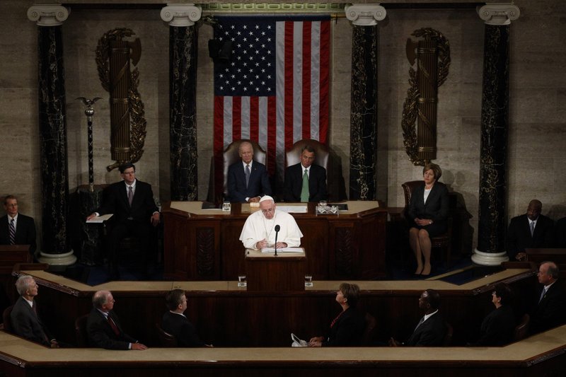 El Papa Francisco se dirige a una reunión conjunta del Congreso de Estados Unidos mientras el vicepresidente Joe Biden (izquierda) y el presidente de la Cámara John Boehner observan en la Cámara de Representantes en el Capitolio de Estados Unidos en Washington el 24 de septiembre de 2015. (CNS /Paul Haring)