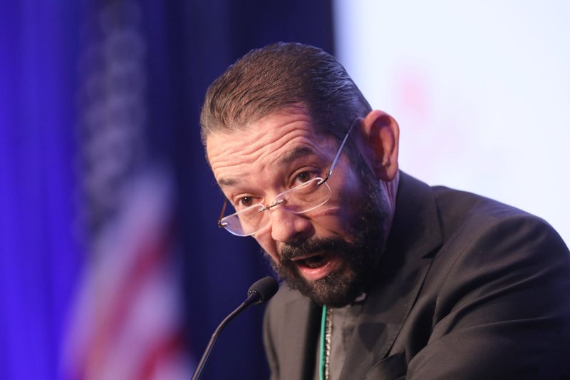 El Obispo Daniel E. Flores de Brownsville, Texas, habla durante una sesión de la asamblea general de otoño de la Conferencia de Obispos Católicos de EE.UU. en Baltimore, el 17 de noviembre de 2021. (OSV News /CNS file, Bob Roller)