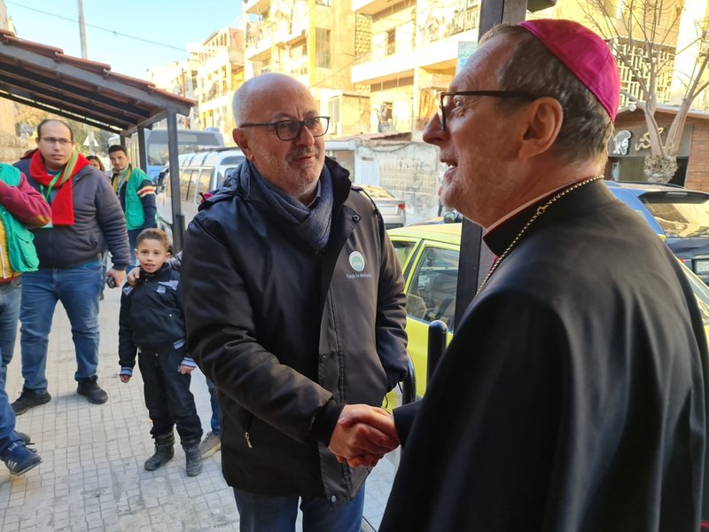 El arzobispo Claudio Gugerotti, prefecto del Dicasterio para las Iglesias Orientales, se reúne con un trabajador humanitario en Alepo, Siria, el 19 de febrero de 2023. El arzobispo viajó por Turquía y Siria del 17 al 21 de febrero para comunicar la cercanía del Papa Francisco a las víctimas del terremoto y coordinar los esfuerzos de ayuda. (Foto de CNS/Flavio Pace, cortesía del Dicasterio para las Iglesias Orientales)