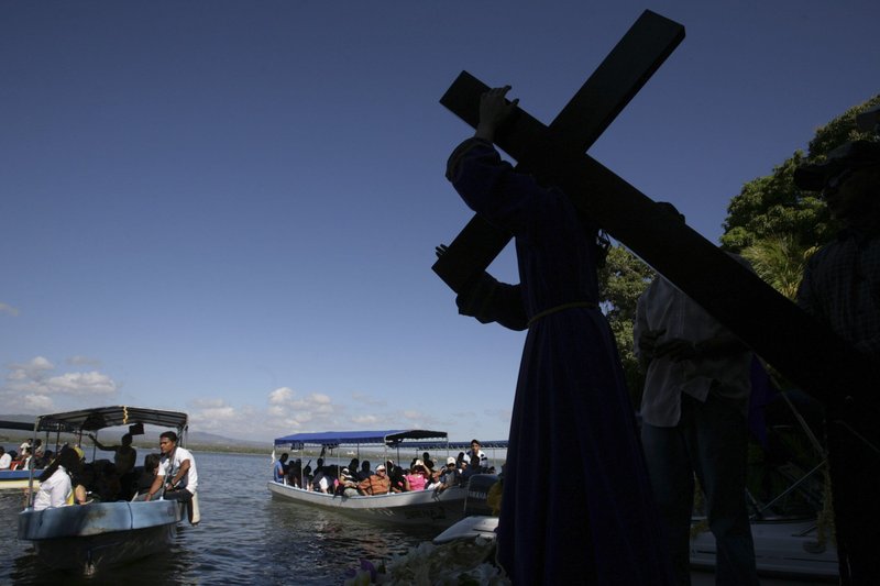 Una foto de archivo muestra a un actor dramatizando el Vía Crucis mientras los penitentes viajan en barcas por el lago Cocibolca en Granada, Nicaragua. Al parecer, la dictadura nicaragüense ha prohibido las tradicionales procesiones del Vía Crucis en las calles durante la Cuaresma. (Foto de OSV News/Oswaldo Rivas, Reuters)