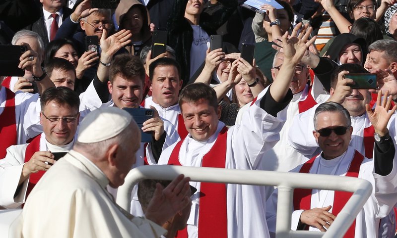 Sacerdotes saludan mientras el Papa Francisco saluda a la multitud antes de presidir la misa en el recinto de la Expo en Nur-Sultan, Kazajstán, 14 de septiembre de 2022. El número de seminaristas, sacerdotes, hombres y mujeres en órdenes religiosas disminuyó en 2021, según la Oficina Central de Estadísticas de la Iglesia del Vaticano, que publicó sus últimas cifras el 3 de marzo de 2023. (CNS /Paul Haring)