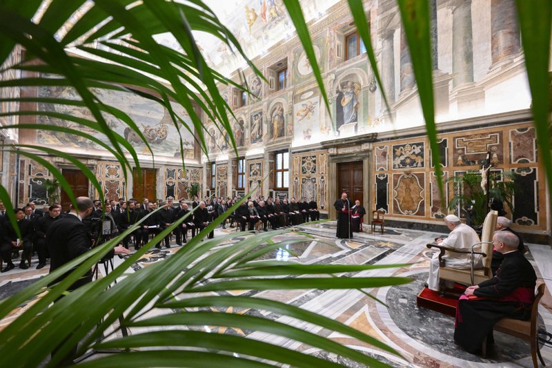 El Papa Francisco se dirige a los miembros de la comunidad del Seminario Santa María de Cleveland en el Vaticano el 6 de marzo de 2023. El papa les pidió que se conviertan en "discípulos misioneros". (CNS /Vatican Media)