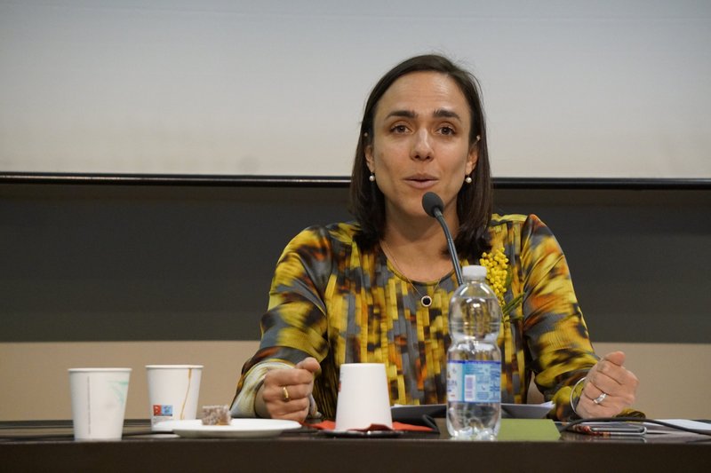 Chiara Porro, embajadora de Australia ante la Santa Sede, presenta a las panelistas en un acto que patrocinó en Radio Vaticano el 8 de marzo de 2023, Día Internacional de la Mujer. En el acto se presentaron los resultados de dos encuestas sobre la mujer en la Iglesia, que ayudarán a informar al Sínodo sobre la sinodalidad. (CNS photo/Carol Glatz)