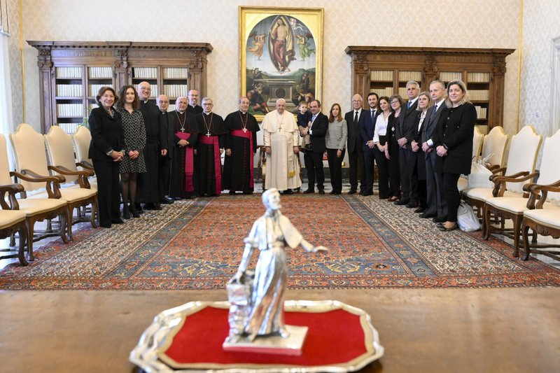 El Papa Francisco posa para una foto con miembros de la Comisión de Misiones de los obispos españoles y miembros de la agencia de desarrollo Misión América durante una audiencia en el Vaticano el 11 de marzo de 2023. (CNS photo/Vatican Media)