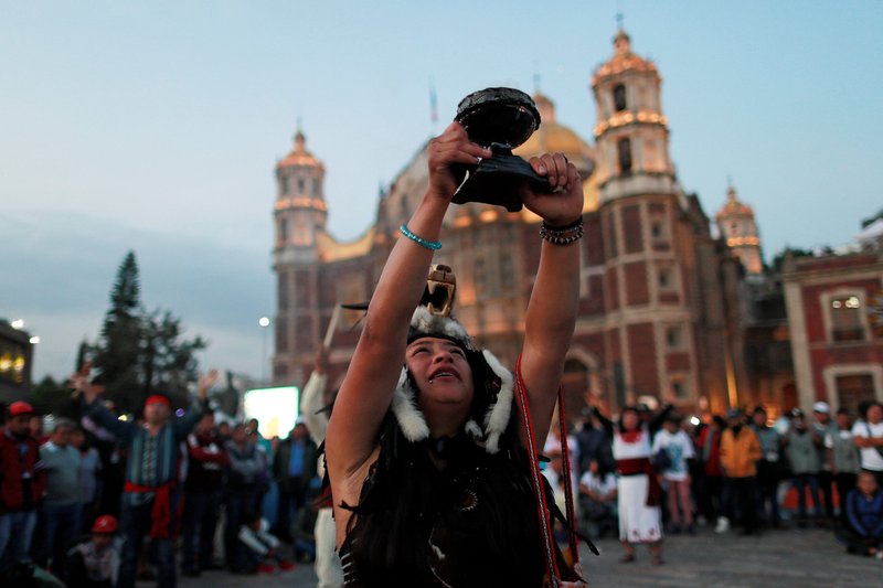 Una mujer reza afuera de la Basílica de Nuestra Señora de Guadalupe durante la peregrinación anual en su honor en la Ciudad de México el 11 de diciembre de 2019. La fiesta de Nuestra Señora de Guadalupe, patrona de las Américas, es el 12 de diciembre. (CNS/Carlos Jasso, Reuters)