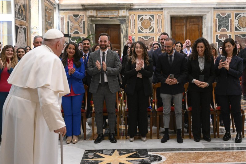 El Papa Francisco llega para una audiencia en el Vaticano el 18 de marzo de 2023, con jóvenes adultos que participan en un curso sobre compromiso social y político ofrecido por el "Progetto Policoro" de los obispos italianos, que ofrece formación laboral y oportunidades de voluntariado a los jóvenes italianos y les anima a implicarse en la mejora de la vida de sus comunidades. (CNS/Vatican Media)