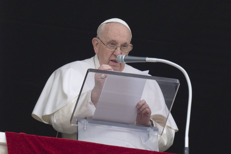 El Papa Francisco se dirige a unos 25.000 visitantes reunidos para rezar el Ángelus en la Plaza de San Pedro del Vaticano el 19 de marzo de 2023. (CNS /Vatican Media)